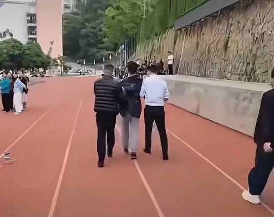 学生上台指责学校“有钱建草堂没钱修宿舍”，云南富宁已成立调查组