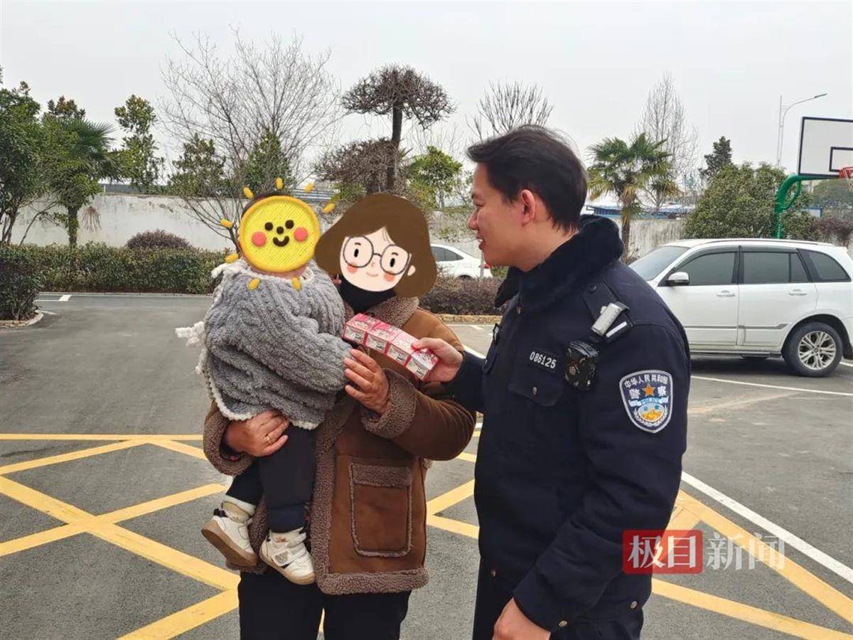 夫妻吵架赌气将1岁孩子放超市门口，民警尽责助团圆